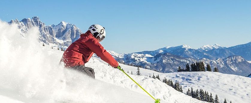 piste-kaiserwetter-skiwelt-wilder-kaiser-brixental-roter-skianzug-gelbe-stoecke-68