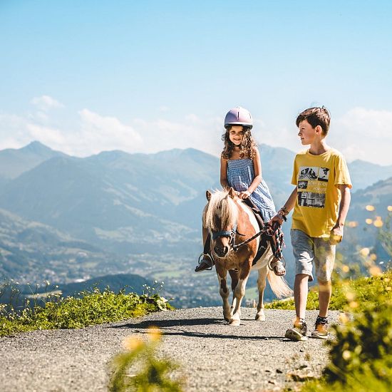 pony-alm-astberg-ponyreiten-am-berg-im-sommer-in-skiwelt-wilder-kaiser-brixental-10