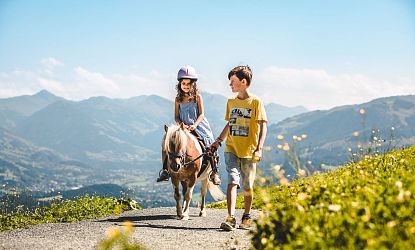 pony-alm-astberg-ponyreiten-am-berg-im-sommer-in-skiwelt-wilder-kaiser-brixental-16