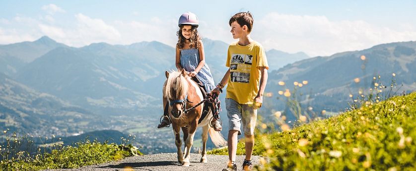 pony-alm-astberg-ponyreiten-am-berg-im-sommer-in-skiwelt-wilder-kaiser-brixental-2