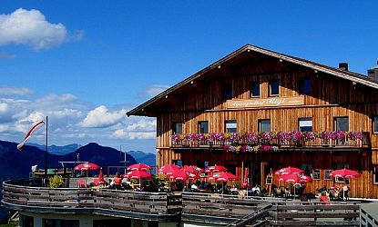 rigi-berg-restaurant-alm-im-sommer-mit-ausblick-gipfel-rigi-in-skiwelt-wilder-kaiser-brixental-5