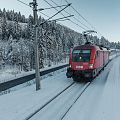 roter-zug-der-oebb-faehrt-im-winter-durch-schnee-auf-den-schienen-1-3