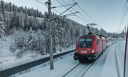 roter-zug-der-oebb-faehrt-im-winter-durch-schnee-auf-den-schienen-1-5