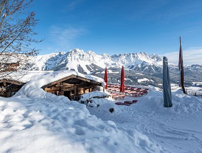 ruebezahl-alm-in-ellmau-hartkaiser-skiwelt-im-winter-an-der-piste-4