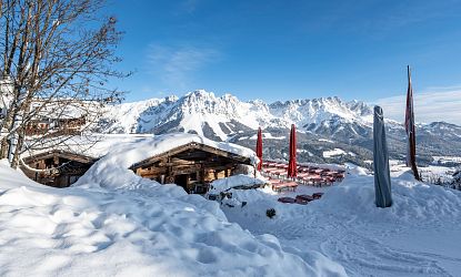 ruebezahl-alm-in-ellmau-hartkaiser-skiwelt-im-winter-an-der-piste-5