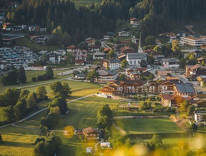 scheffau-am-wilden-kaiser-ortszentrum-im-sommer-15