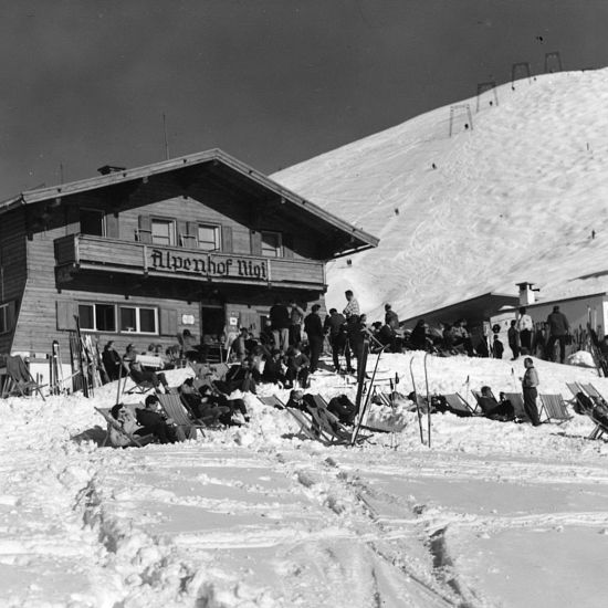 schwarz-weiss-skiwelt-hopfgarten-alpen-gasthof-alte-rigi-huette-mit-skifahrer-vor-rigi-huette-10