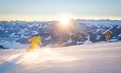 skifahren-bei-sonnenaufgang-bergspitzen-sonnenstrahlen-morgenrot-early-bird-auf-piste-skiwelt-16