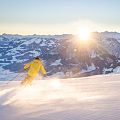 skifahren-bei-sonnenaufgang-bergspitzen-sonnenstrahlen-morgenrot-early-bird-auf-piste-skiwelt-3