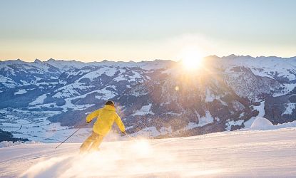 skifahren-bei-sonnenaufgang-bergspitzen-sonnenstrahlen-morgenrot-early-bird-auf-piste-skiwelt-5