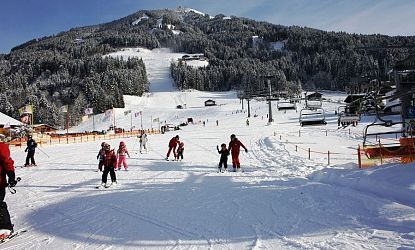 skiwelt-uebungswiese-mit-kindern-in-westendorf-mit-blick-auf-berg-16