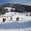 skiwelt-uebungswiese-mit-kindern-in-westendorf-mit-blick-auf-berg-3