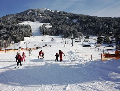 skiwelt-uebungswiese-mit-kindern-in-westendorf-mit-blick-auf-berg-4