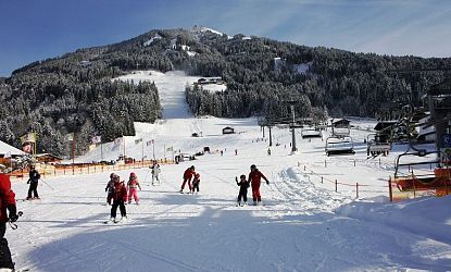 skiwelt-uebungswiese-mit-kindern-in-westendorf-mit-blick-auf-berg-5