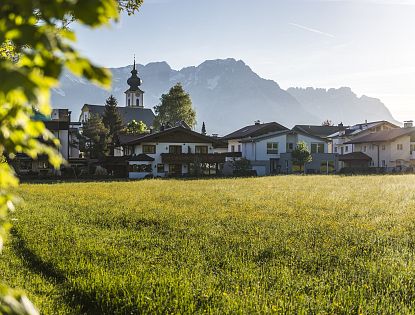 soell-in-kitzbueheler-alpen-ortszentrum-im-sommer-15