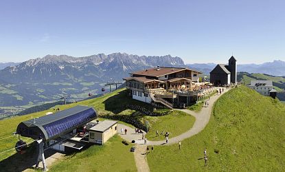 sonnenseite-berg-wanderung-um-hohe-salve-mit-salvensee-im-sommer-im-skiwelt-wilder-kaiser-brixental-5