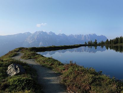 speicherteich-hartkaiser-ellmau-entlang-panoramaweg-zauberkraft-nahe-ellmis-zauberwelt-am-berg-in-skiwelt-wilder-kaiser-im-sommer-4