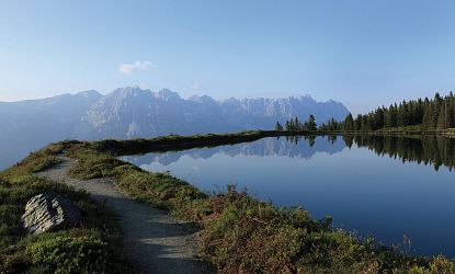 speicherteich-hartkaiser-ellmau-entlang-panoramaweg-zauberkraft-nahe-ellmis-zauberwelt-am-berg-in-skiwelt-wilder-kaiser-im-sommer-5