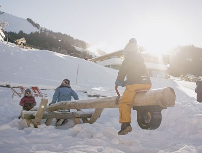 winterspielplatz-im-schnee-skiwelt-soell-wippe-4