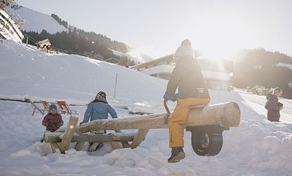 winterspielplatz-im-schnee-skiwelt-soell-wippe-5