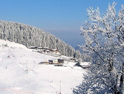 winterwanderung-zum-gasthof-salvenmoos-in-hochsoell-am-salvenmooser-kogl-in-skiwelt-beim-hexenwasser-4