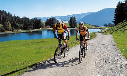 wk-wk-138-2-biker-am-see-albin-niederstrasser-5