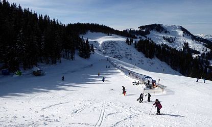 zauberteppich-in-ellmis-winterland-mit-tunnel-und-kindern-5